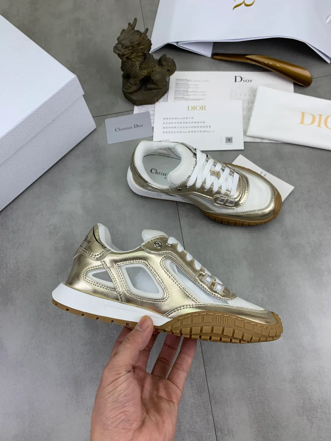 Men's men's shoes P520 new Dior Tech sneakers 2026 early spring series new products, with fashionable details, highlighting retro aesthetics. The light beige anti-suede cow leather upper is spliced ​​with apricot transparent mesh fabric on the side. The upper window edge is adhered with high-frequency flat ironing and back-pressure. It replicates the original craftsmanship, making it beautiful and comfortable without falling off. The interior is made of sheep lining of the same color, which is soft and comfortable. The heel and tongue are embellished with the Paris logo. The textured TPU soles with the same color logo. The high-end version is exquisitely packaged, adding a high-end style.  Code number: 35-46